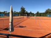 Sonnenschirme geschlossen und mit Spannern gesichert